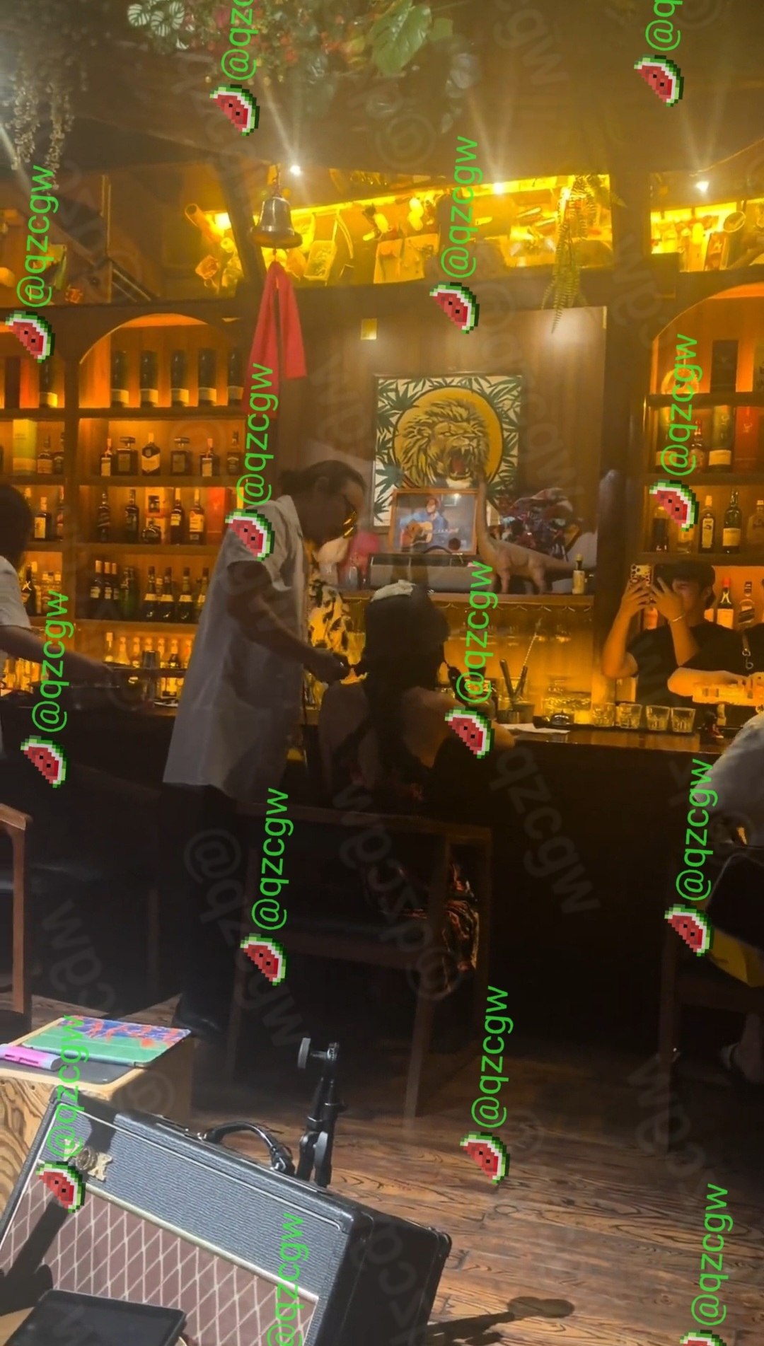 重庆观音桥酒吧推出七夕特色互动项目通过夸张打击行为治疗恋爱脑