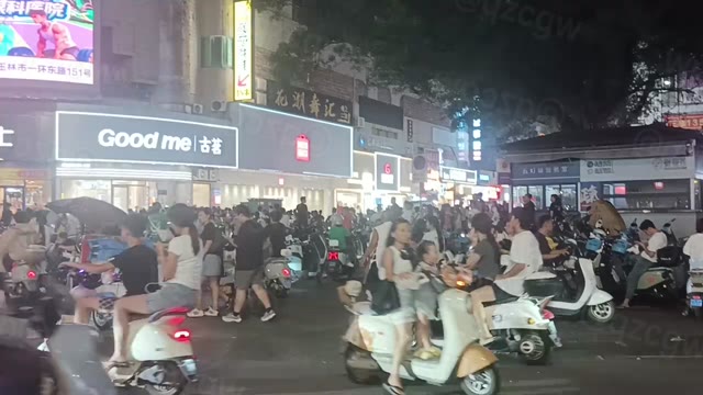 广西玉林五灯坡商业街发生随机持刀伤人案女子被陌生男子从背后连捅