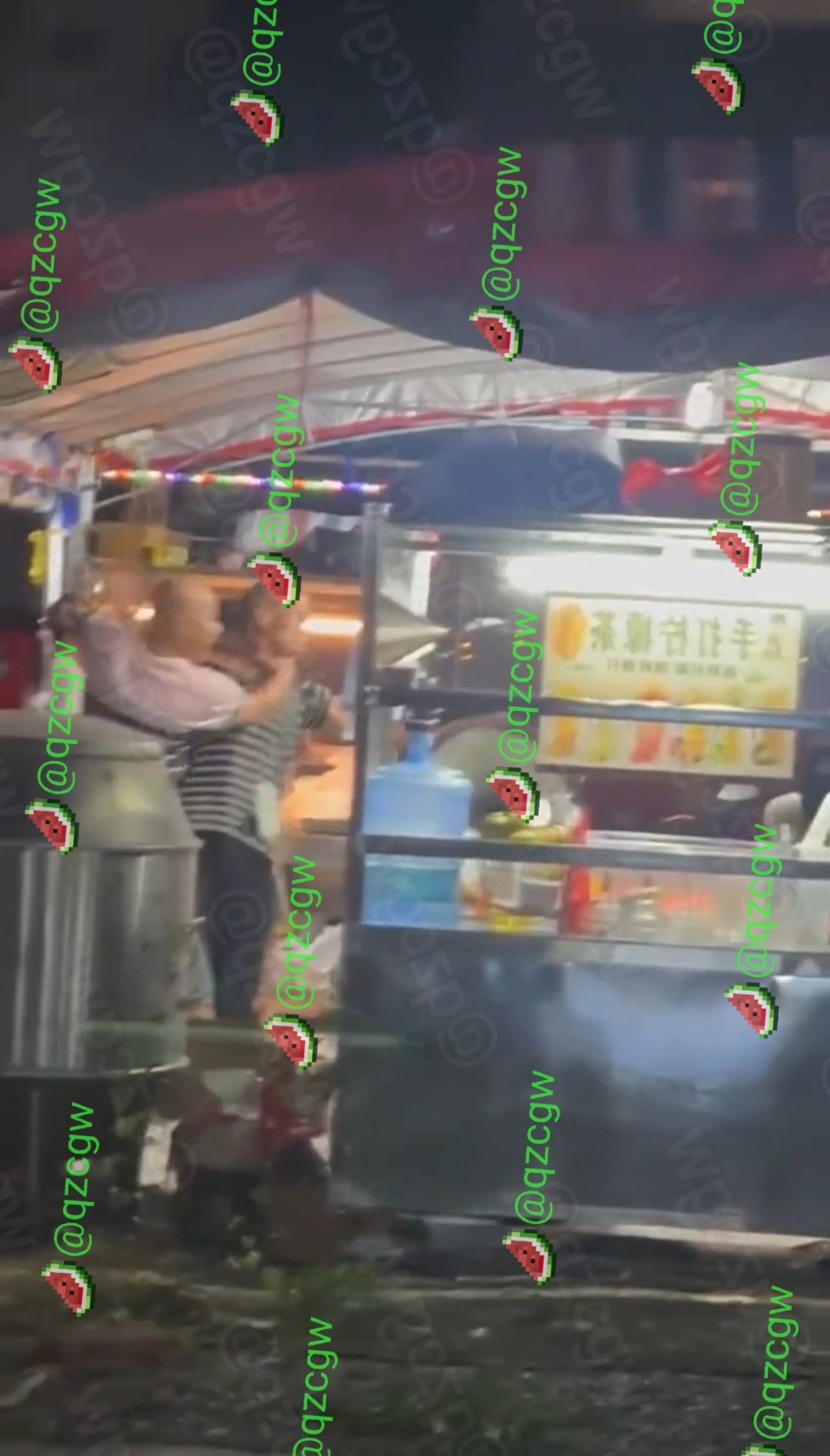 广东清远亲友户外聚会饮劲酒后失控，帐篷内发生激烈推搡冲突