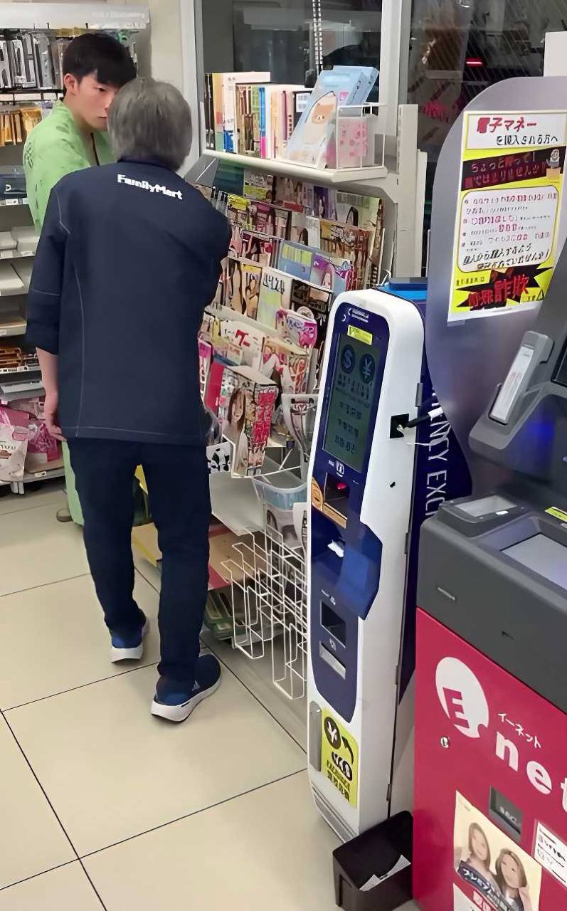 日本男子在全家便利店对着女优海报公然手淫被店员当场抓获
