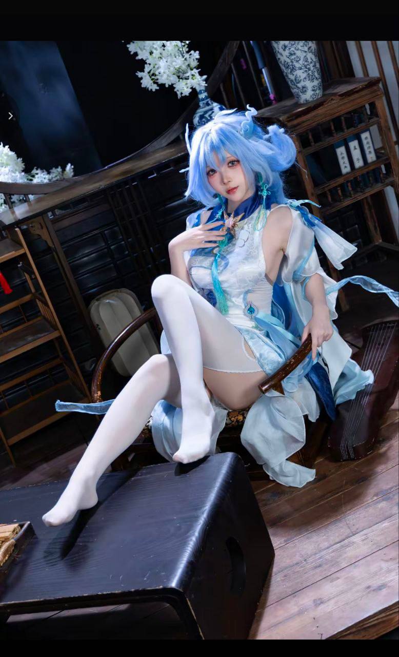 鸣潮角色清宵漫展高还原度Cosplay引发关注蓝发白丝视觉冲击