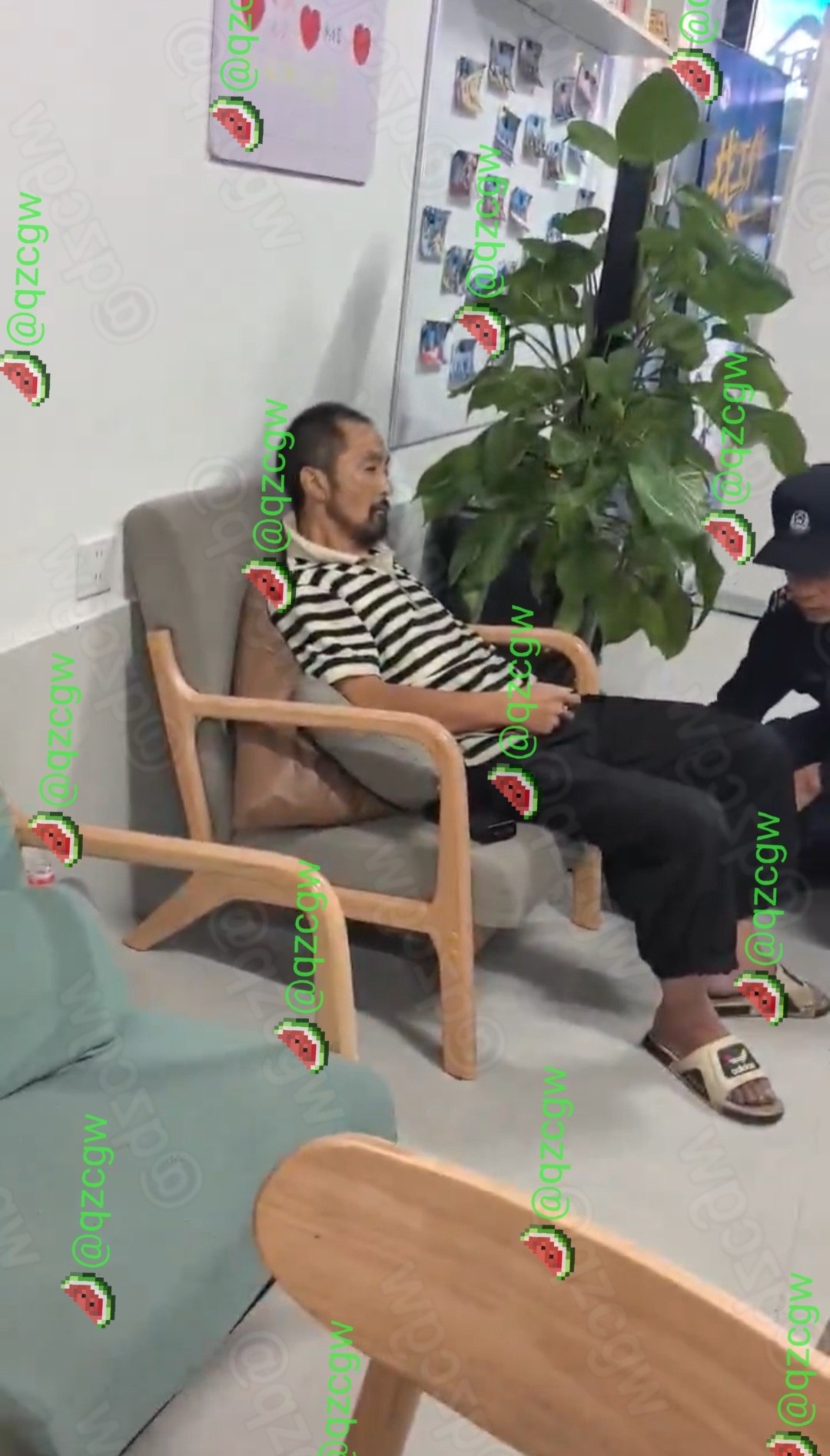 外卖单王在驿站休息区坐着离世身体已僵硬被发现时已无反应