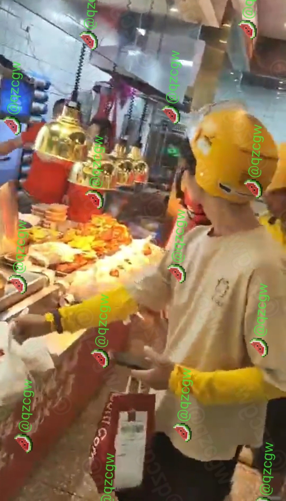 成都一餐饮店员与京东骑手因取餐纠纷引发肢体冲突并围殴骑手