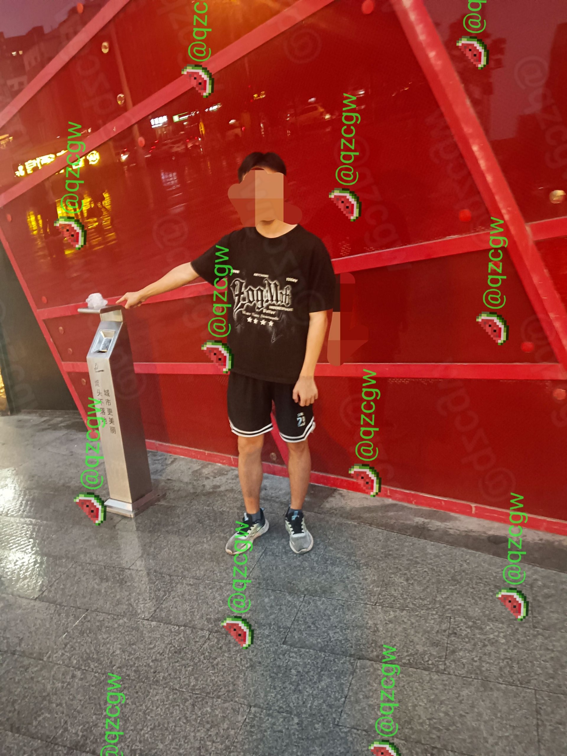 黑龙江鸡西万达广场门口垃圾桶旁一对男女当众进行露骨性行为