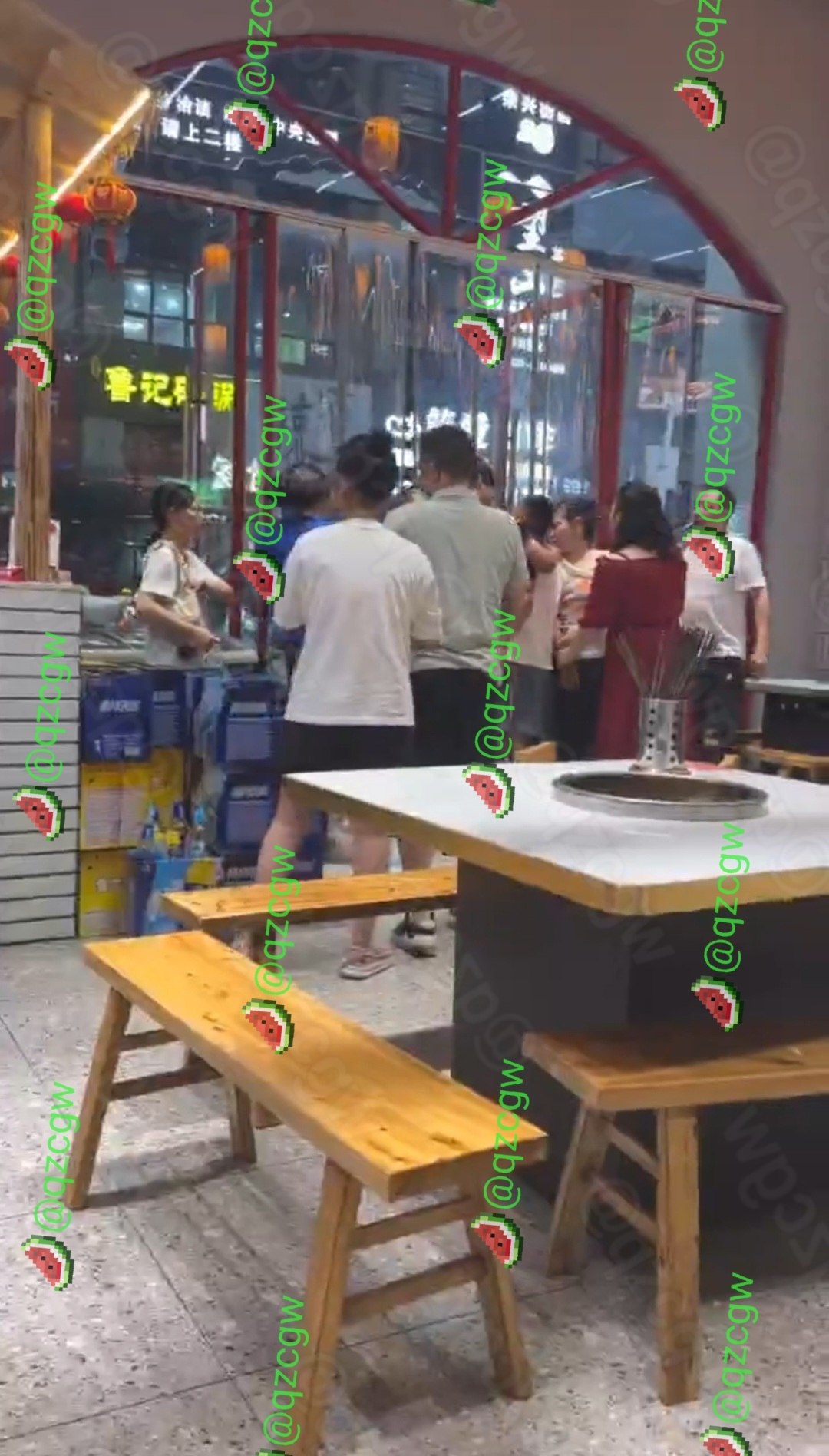深夜火锅店门口爆发男女混战多名食客扭打在一起场面一度失控