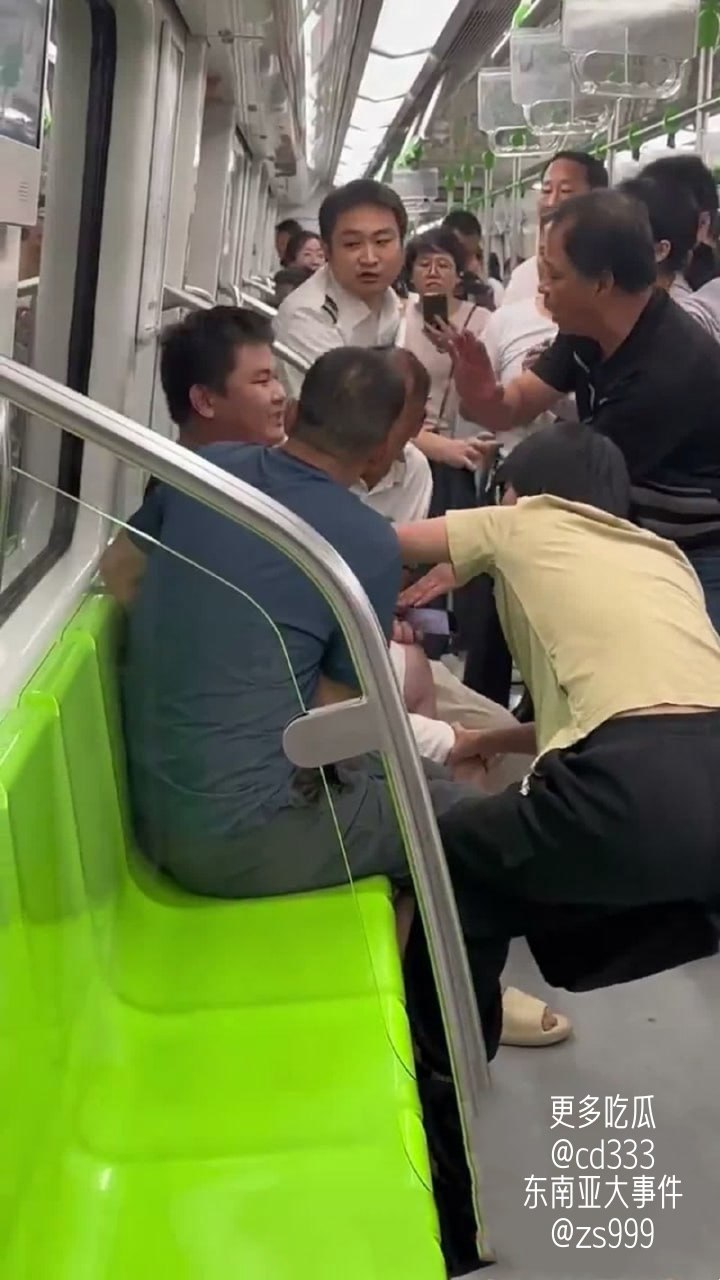 南京地铁3号线一名少年突发狂躁拉动紧急制动装置并高喊报复社会