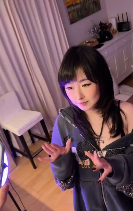 网红魅魔PuPu直播拍摄时遭男友突袭进行深喉性爱并吞精