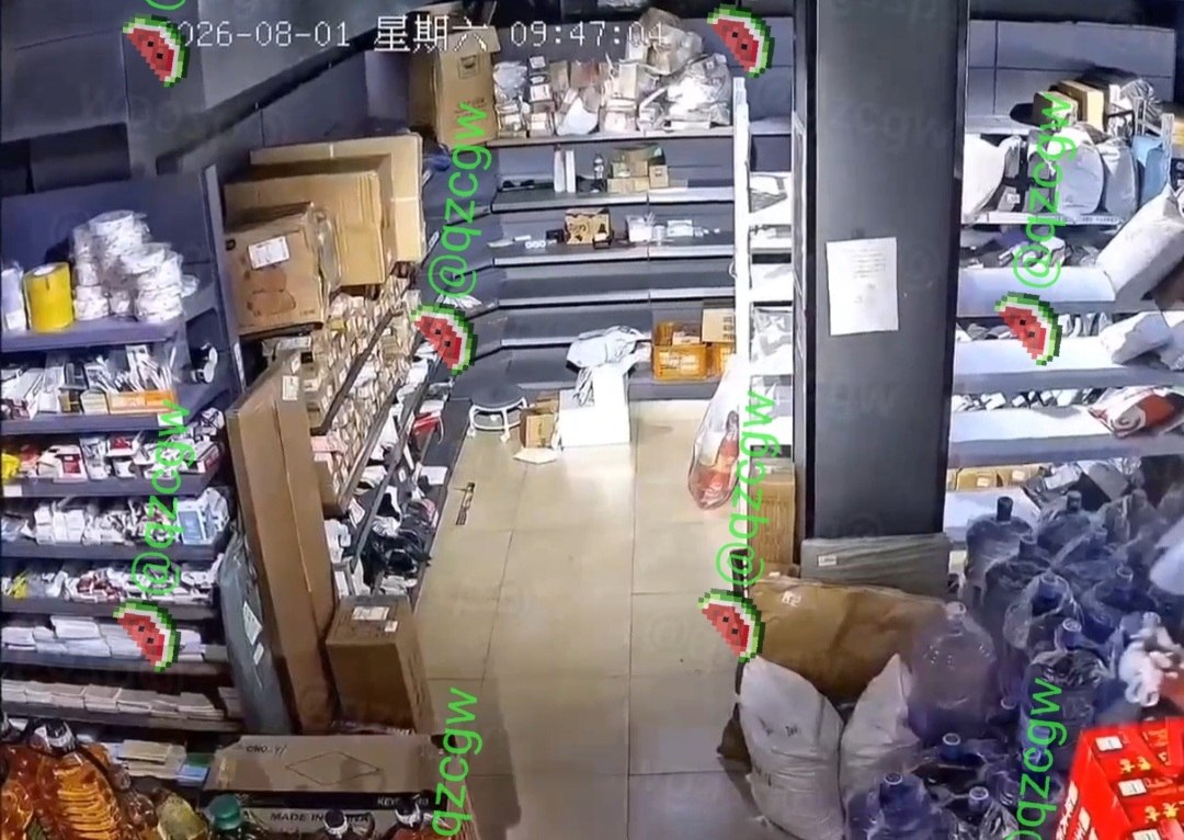 白裙女子路过小店恶意踢飞他人快递包裹并辱骂店员脑子有病
