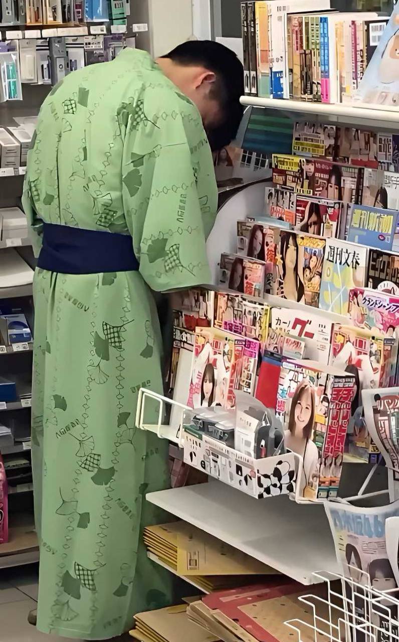 日本男子在全家便利店对着女优海报公然手淫被店员当场抓获