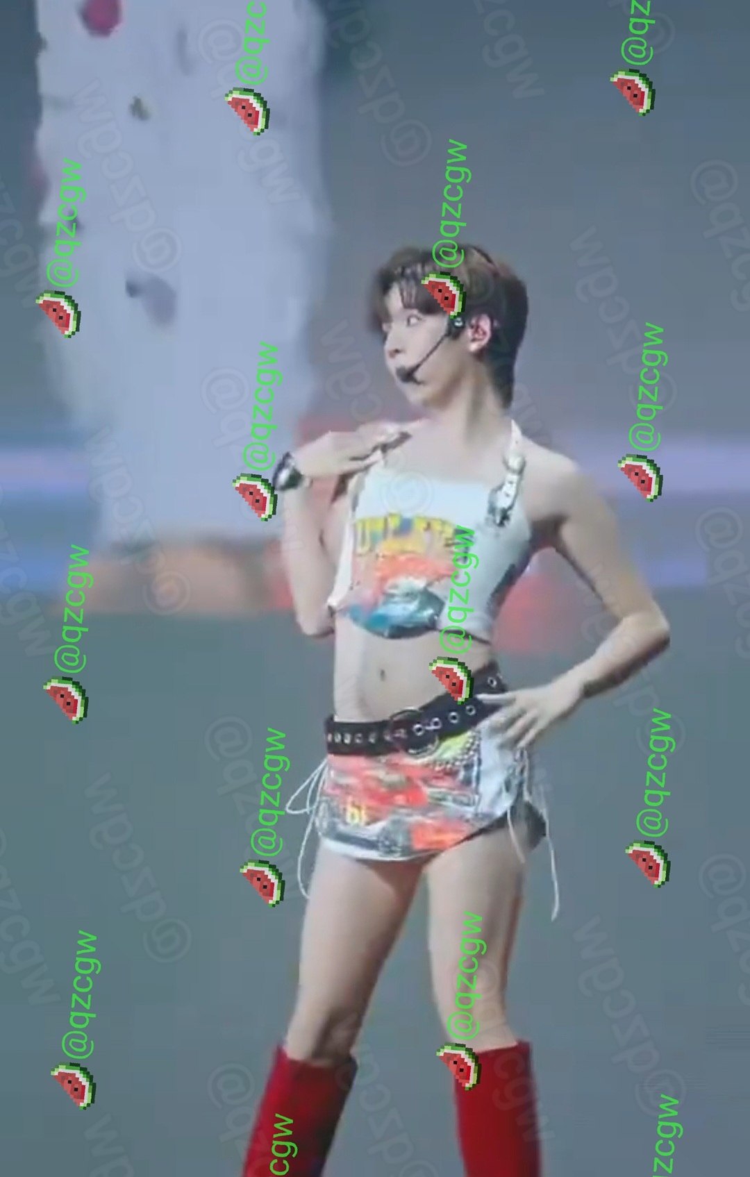 男偶像身着露腰吊带与超短热裤在演唱会热舞扭胯引发女性粉丝疯狂尖叫