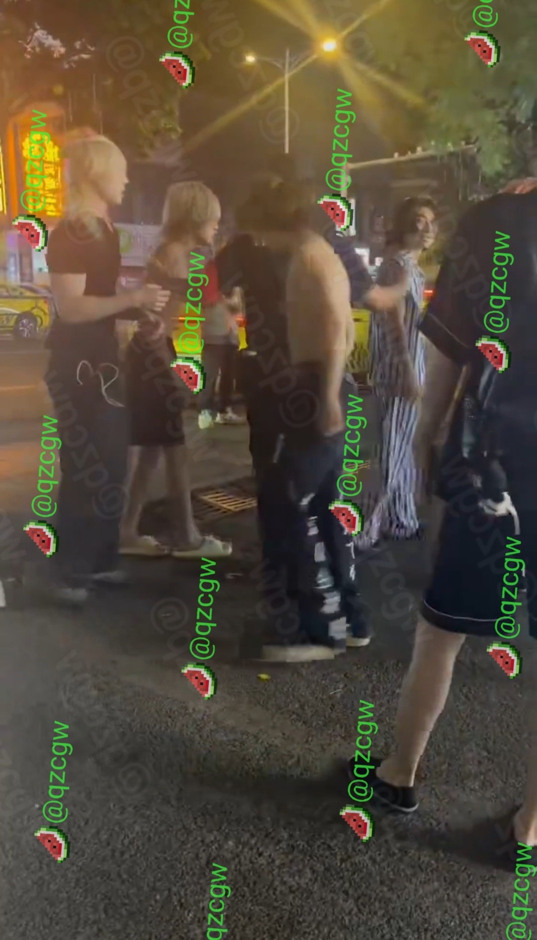 河南街头染发赤膊青年挥拳致人骨折后逃离现场警方迅速赶赴处置