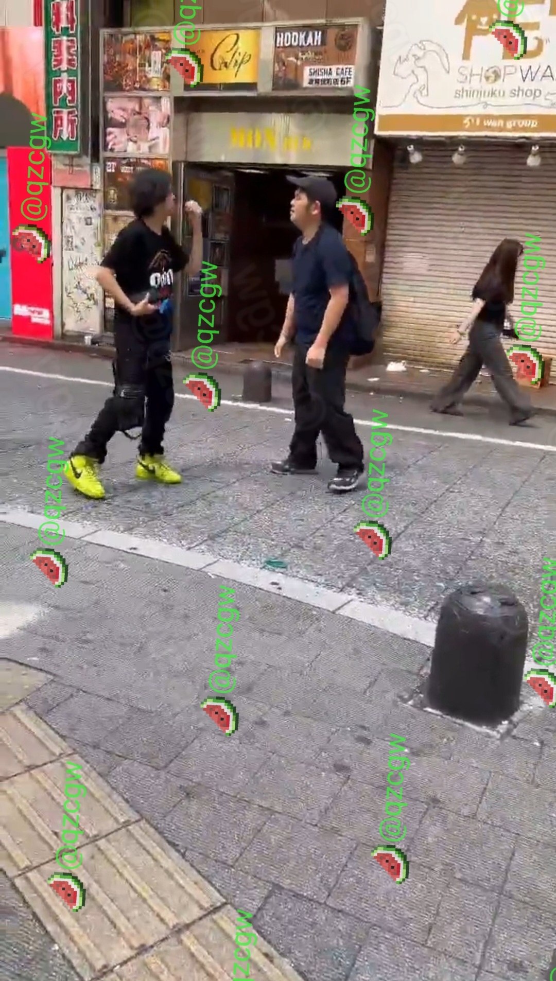 东京新宿街头两直播博主清晨肉搏互殴,衣物凌乱导致半身赤裸
