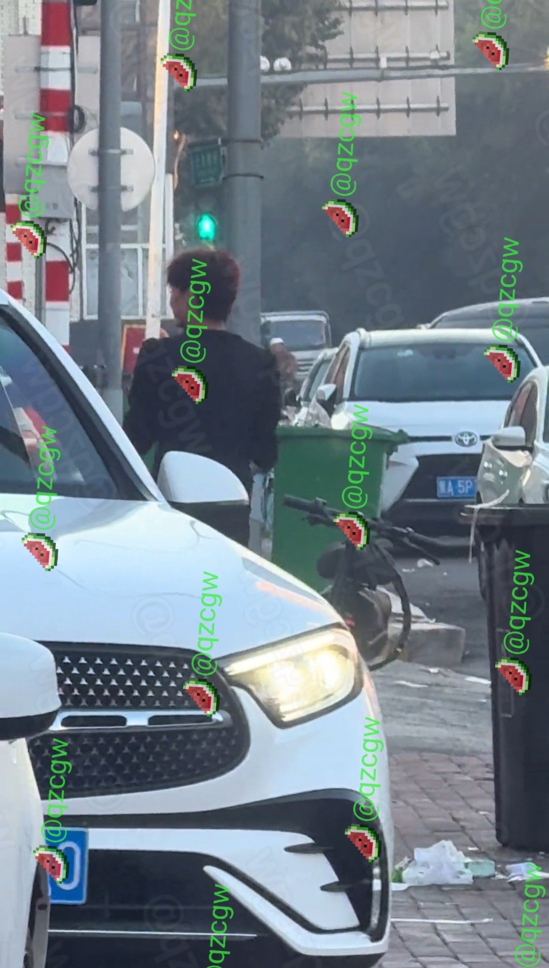 河南网红豆条福身着黑丝高跟在黑龙江街头热舞被封极品老公