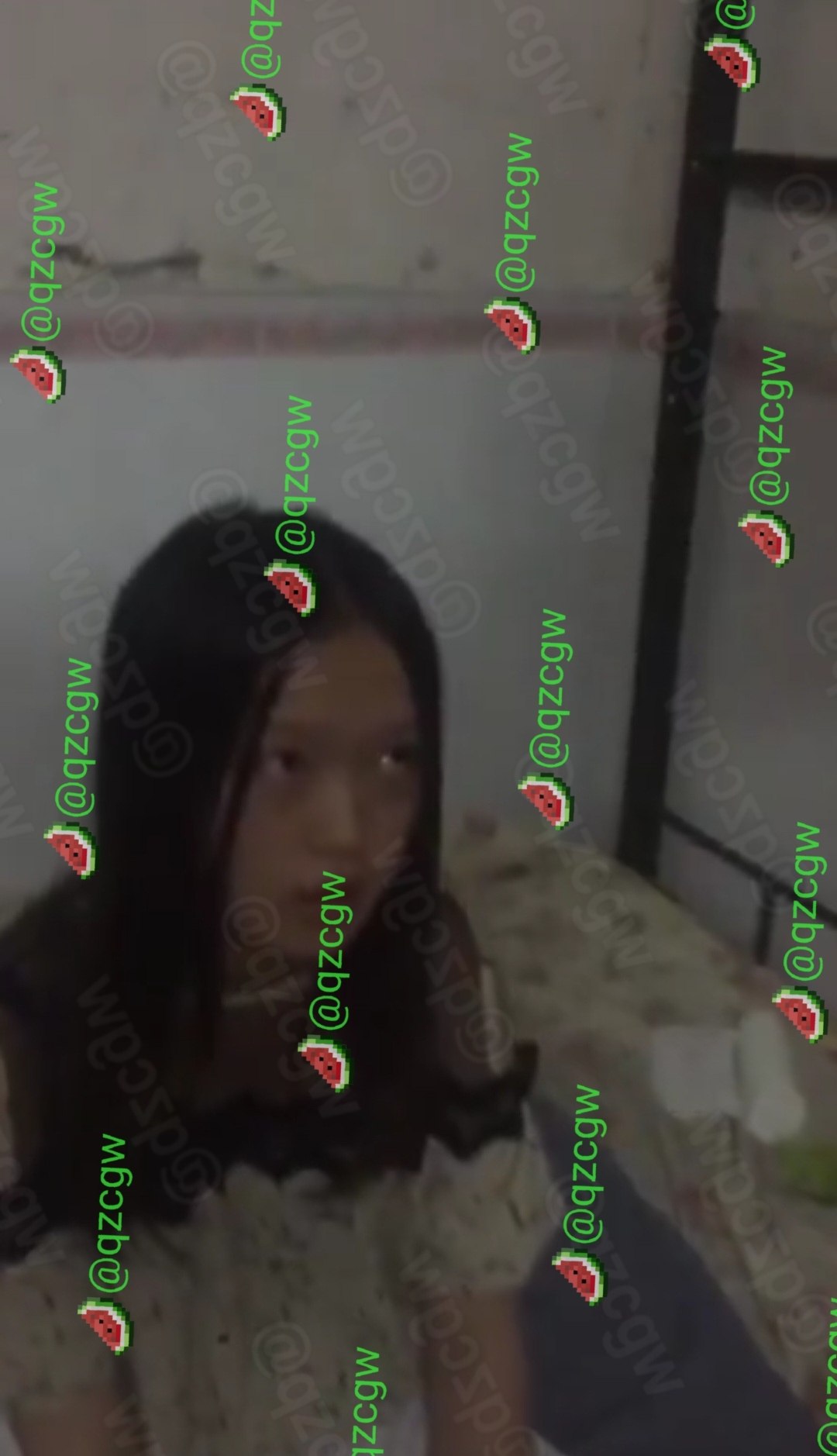 街头徘徊的年轻女子在特定区域被警方当场查获并带回派出所问话