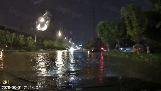 吉林长春遭遇强降雨导致城区多处低洼路段积水成海市民被迫涉水出行