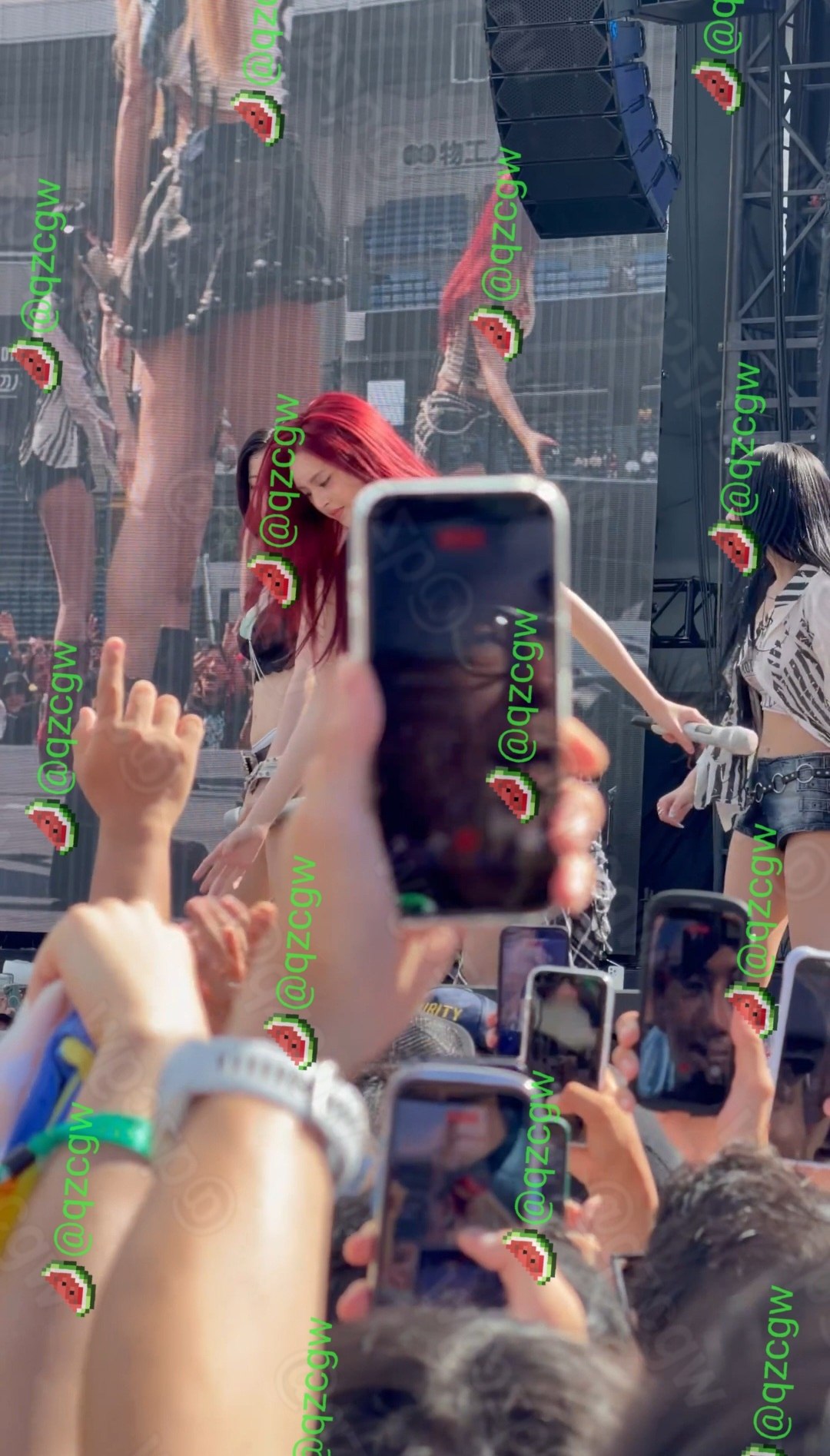 BABYMONSTER现身日本Summer Sonic音乐节并在花道环节通过洒水与粉丝互动