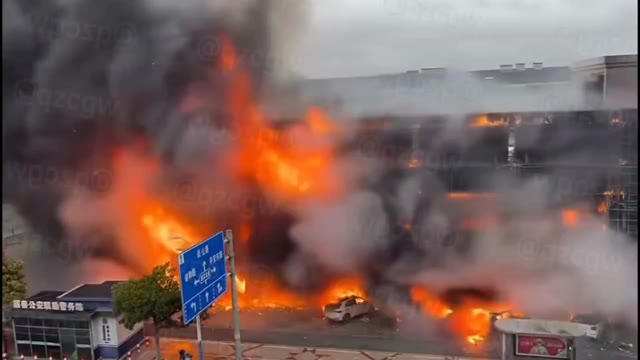 浙江嘉善台风天综合楼突发猛烈大火商铺宾馆台球室被焚毁疑似电瓶车充电引发