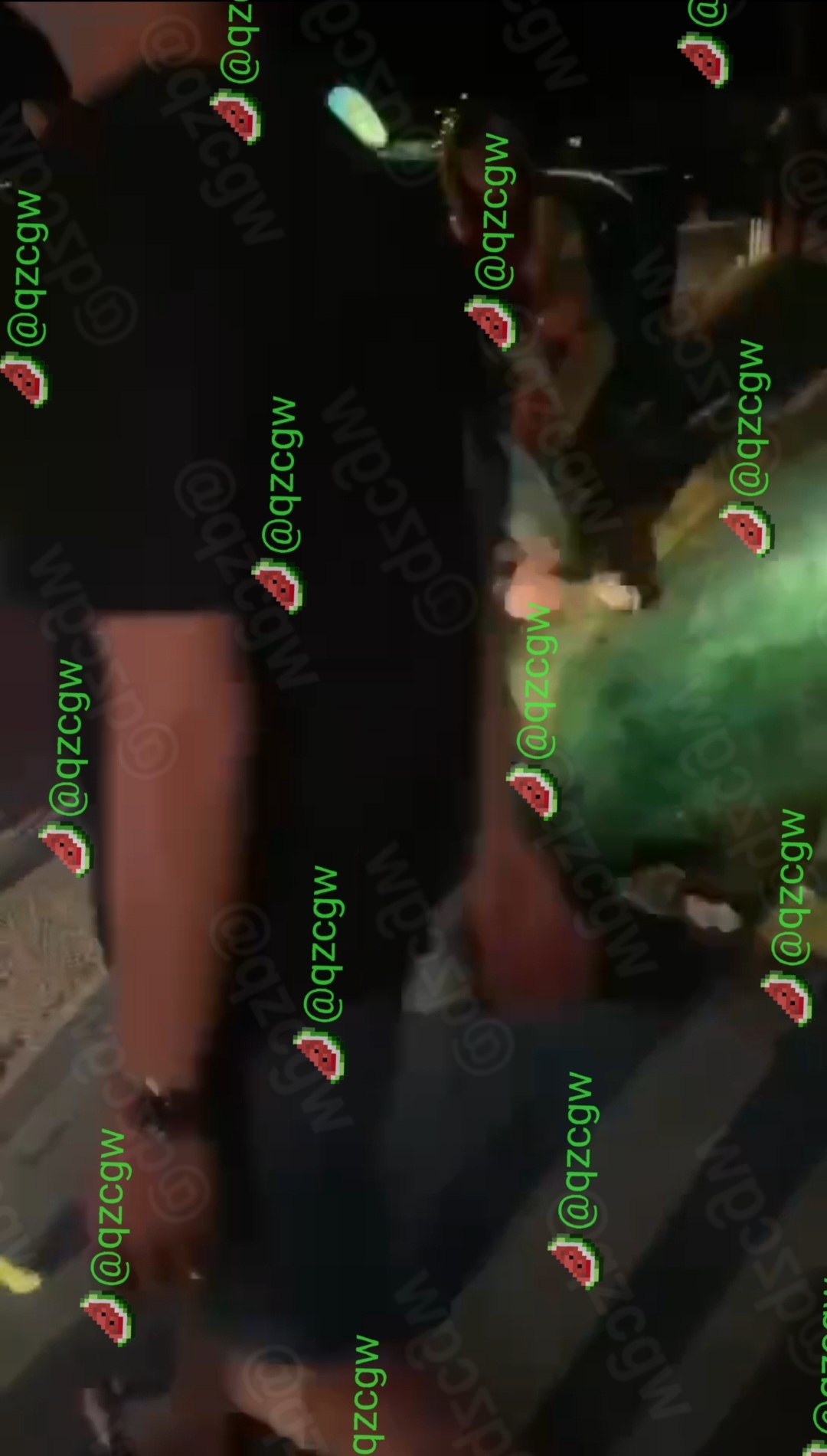 深夜街头数名火辣女子仅着内衣裤激烈互殴肢体冲突场面极具视觉冲击