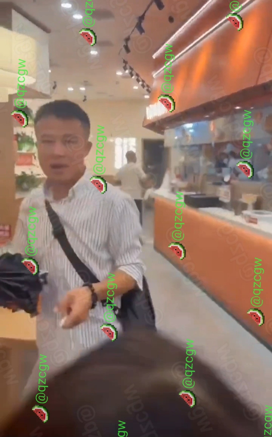 街头路人与电动车主激烈扭打并导致中式餐厅玻璃柜台被砸碎
