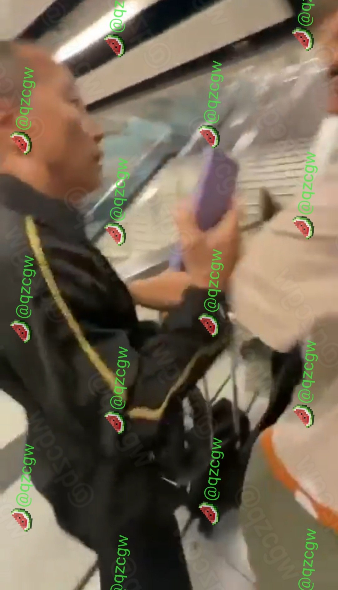 香港金钟地铁站中年男子涉嫌偷拍被乘客当场围堵对峙