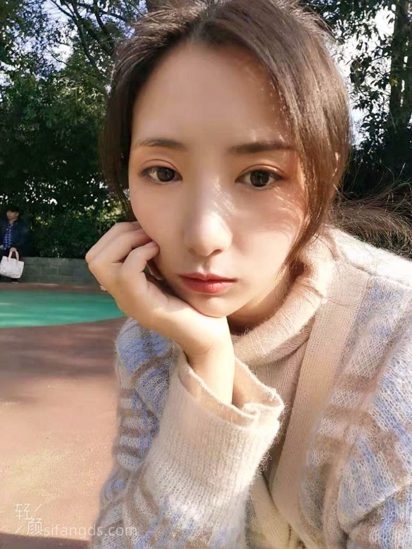 某风韵少妇背着丈夫赴约酒店与同事偷情并拍摄挑逗视频