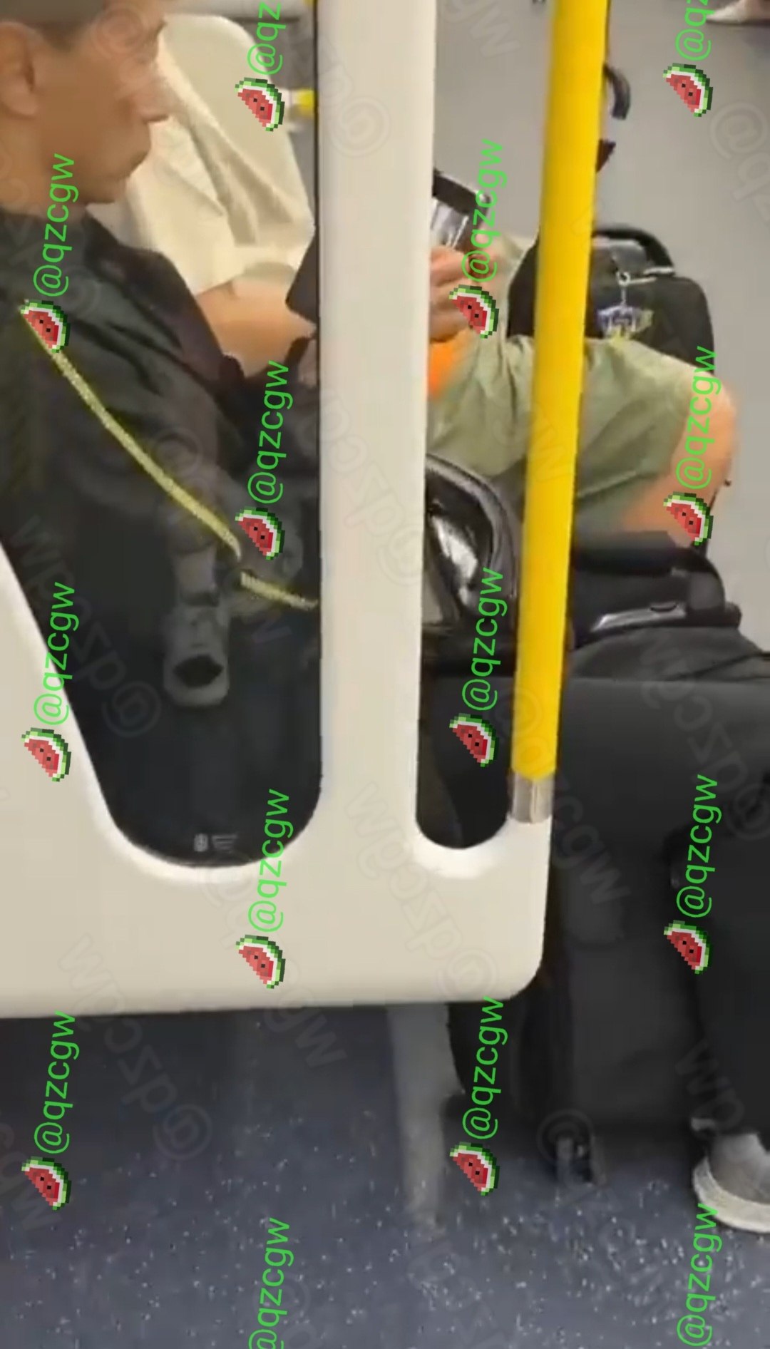香港金钟地铁站中年男子涉嫌偷拍被乘客当场围堵对峙
