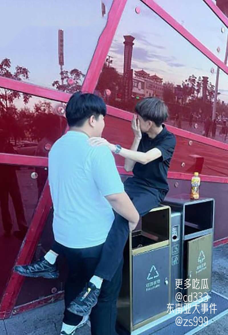 黑龙江鸡西万达广场门口一男一女赤裸缠绵将垃圾桶当床铺