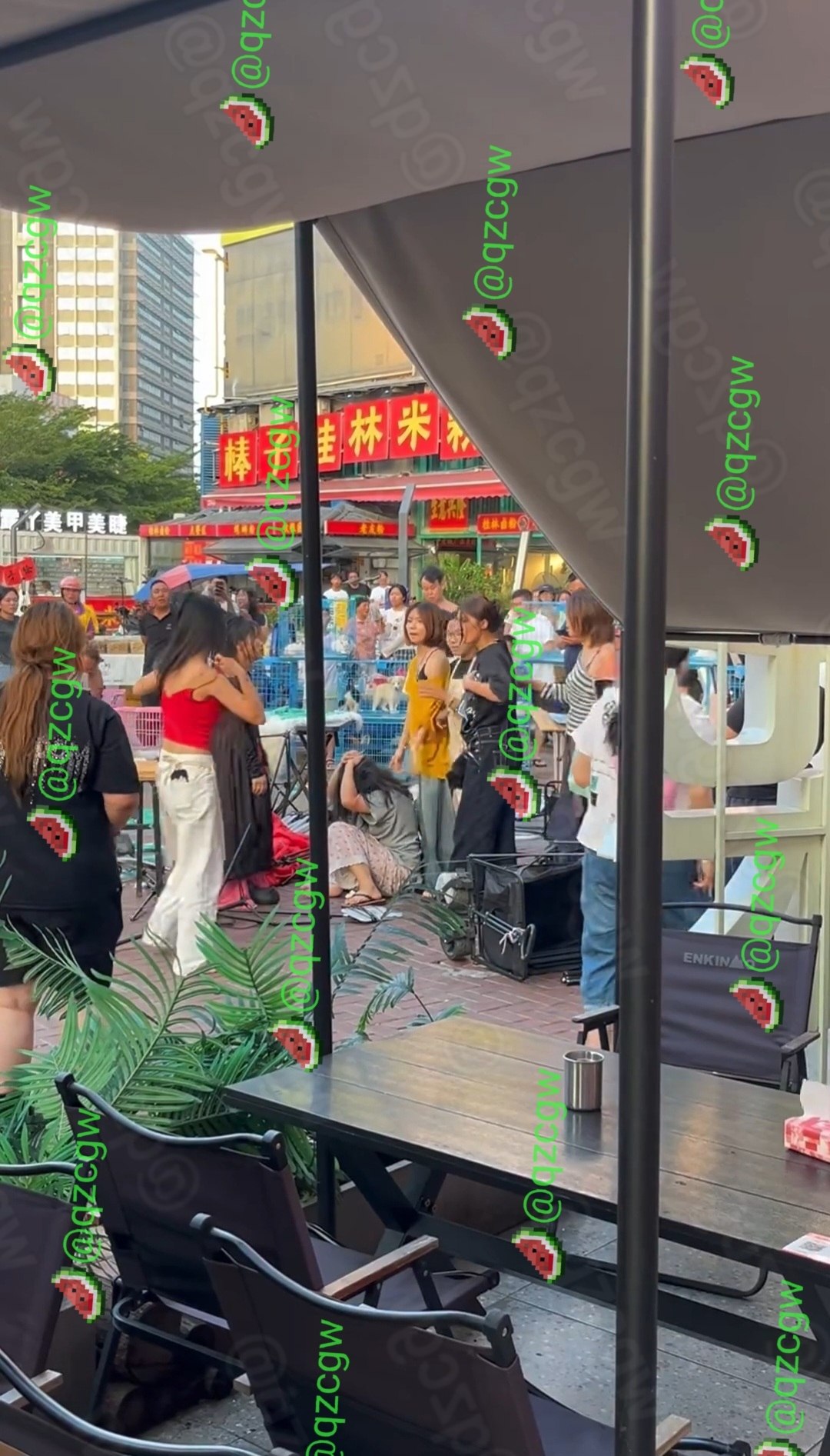 闹市区小吃街米粉摊爆发激烈肢体冲突多人推搡导致现场物品散落