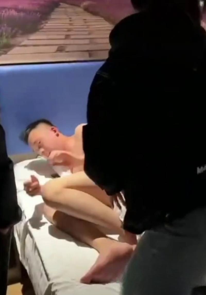 出轨男子仅着红内裤被原配带人闯入酒店抓奸现场并遭掌掴