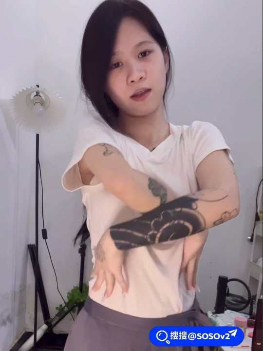 快手网红杨小兔因拍摄极度露骨的裸舞自慰视频引发网络关注