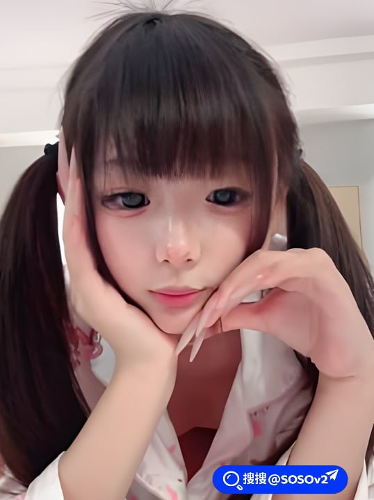 网红嫩妹芊芊宝与男友在酒店拍摄私密视频展示水手服与睡衣反差诱惑