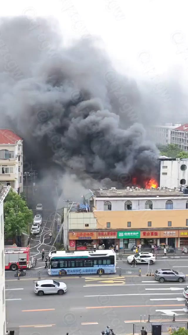 上海闵行虹梅路吴中路路口突发猛烈火灾导致多间店铺被焚毁