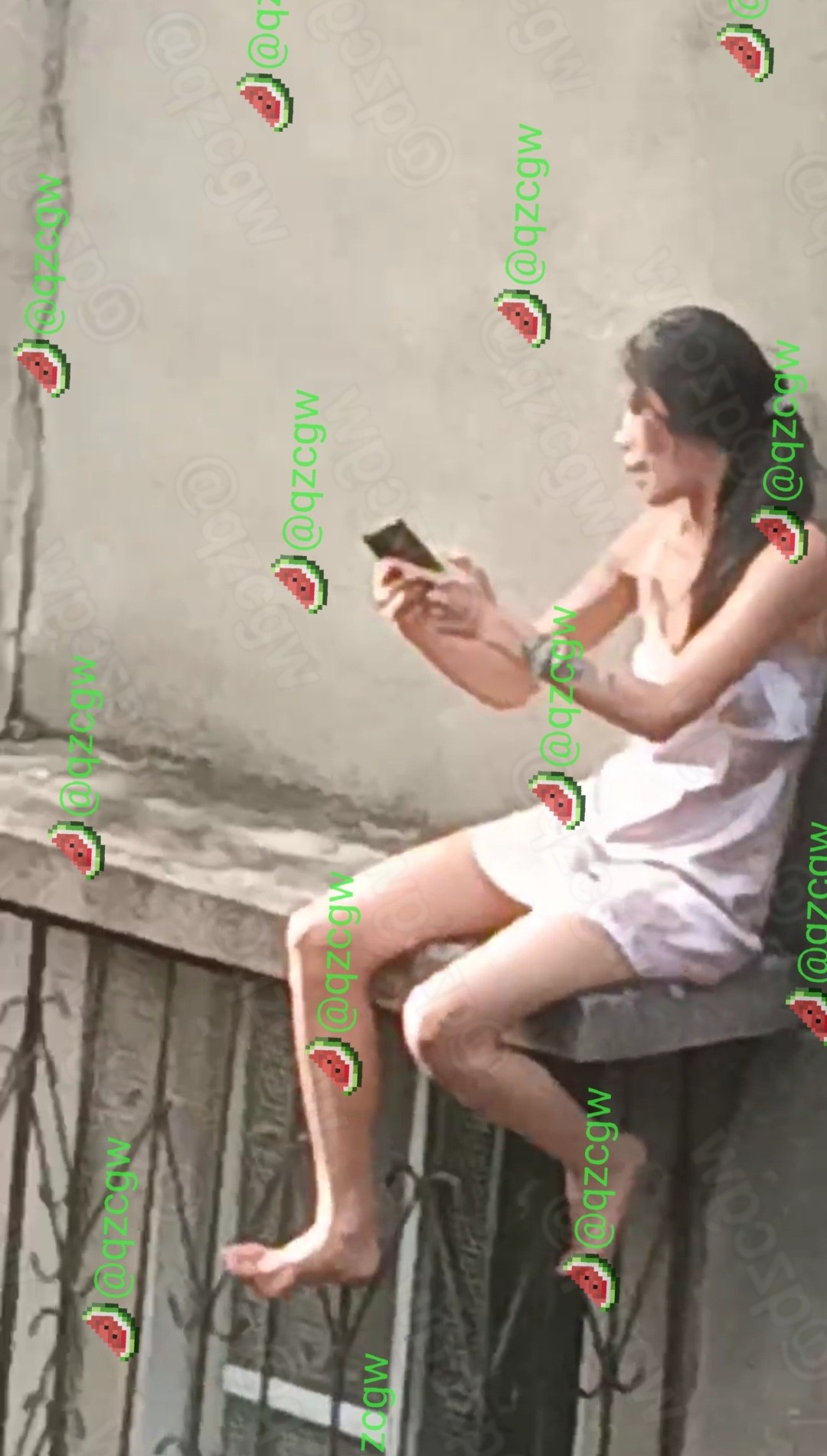江门新会北园新村女子赤脚坐窗台查手机实为原配强行对峙丈夫