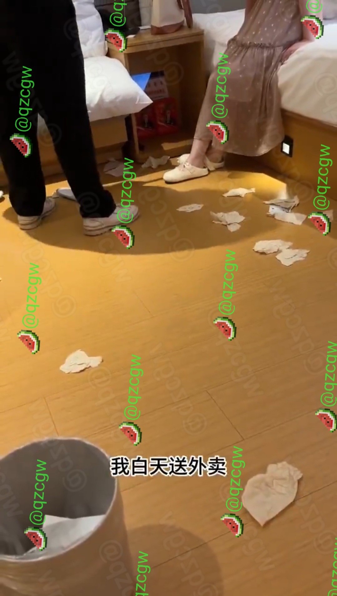 快捷酒店内男女出轨被当场堵门抓获现场床铺凌乱纸巾满地