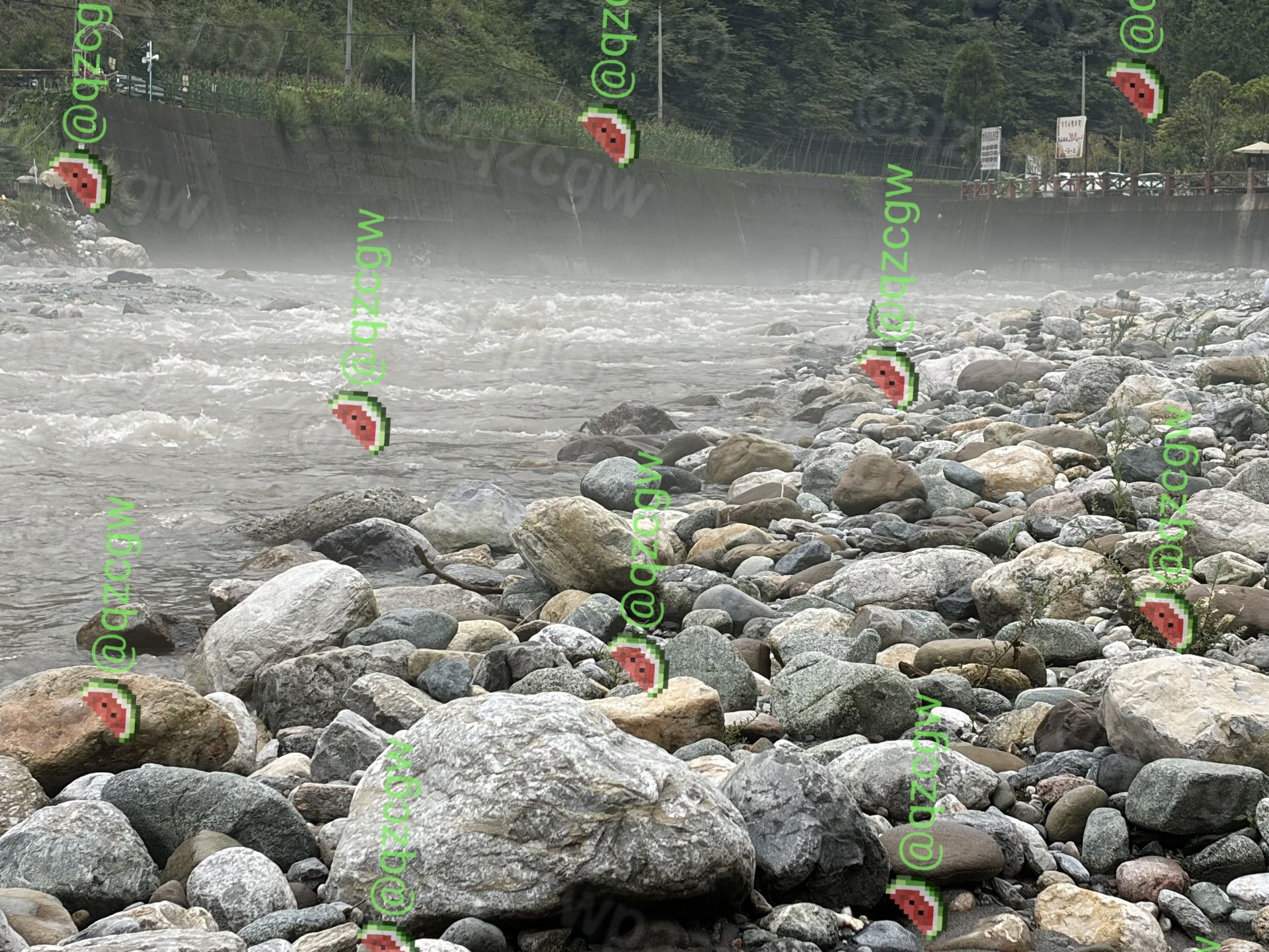四川崇州27岁男子翻越护栏私闯禁游河道玩皮划艇不幸失联