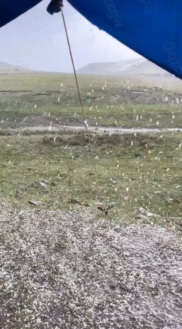青海夏日突发强对流天气导致果洛及青海湖周边地区遭遇巨型冰雹袭击