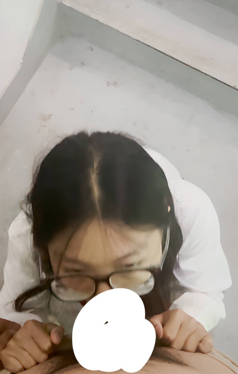 眼镜女生小黎与男友郊外私拍视频遭泄露包含多段露骨野战内容