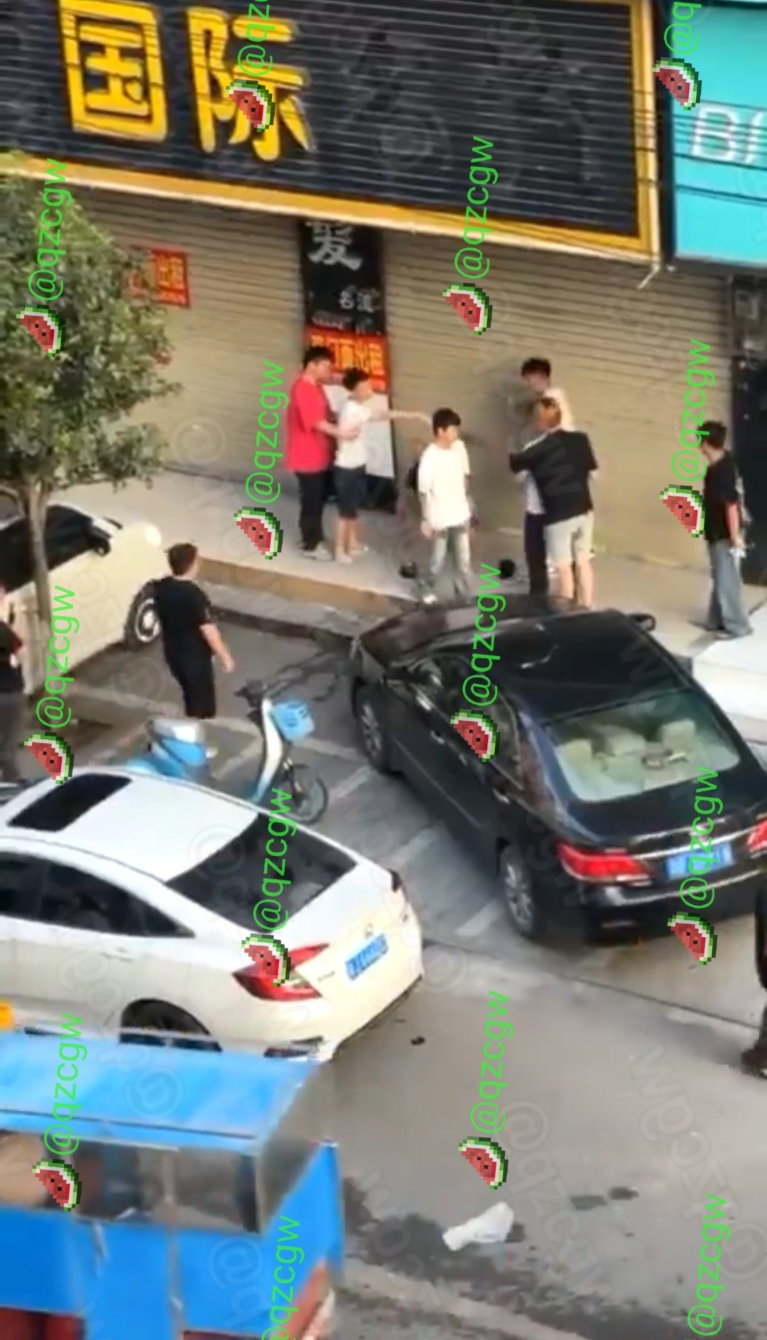 广西玉林街头发生激烈肢体冲突多名精神小伙参与群殴导致现场混乱