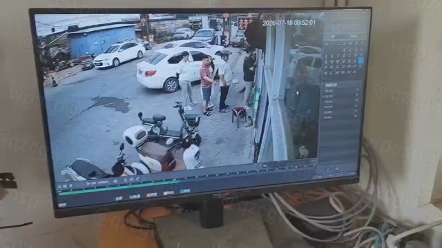 河北廊坊网红小吃店老李夹肉人气爆棚竟遭失控车辆直接撞入店内