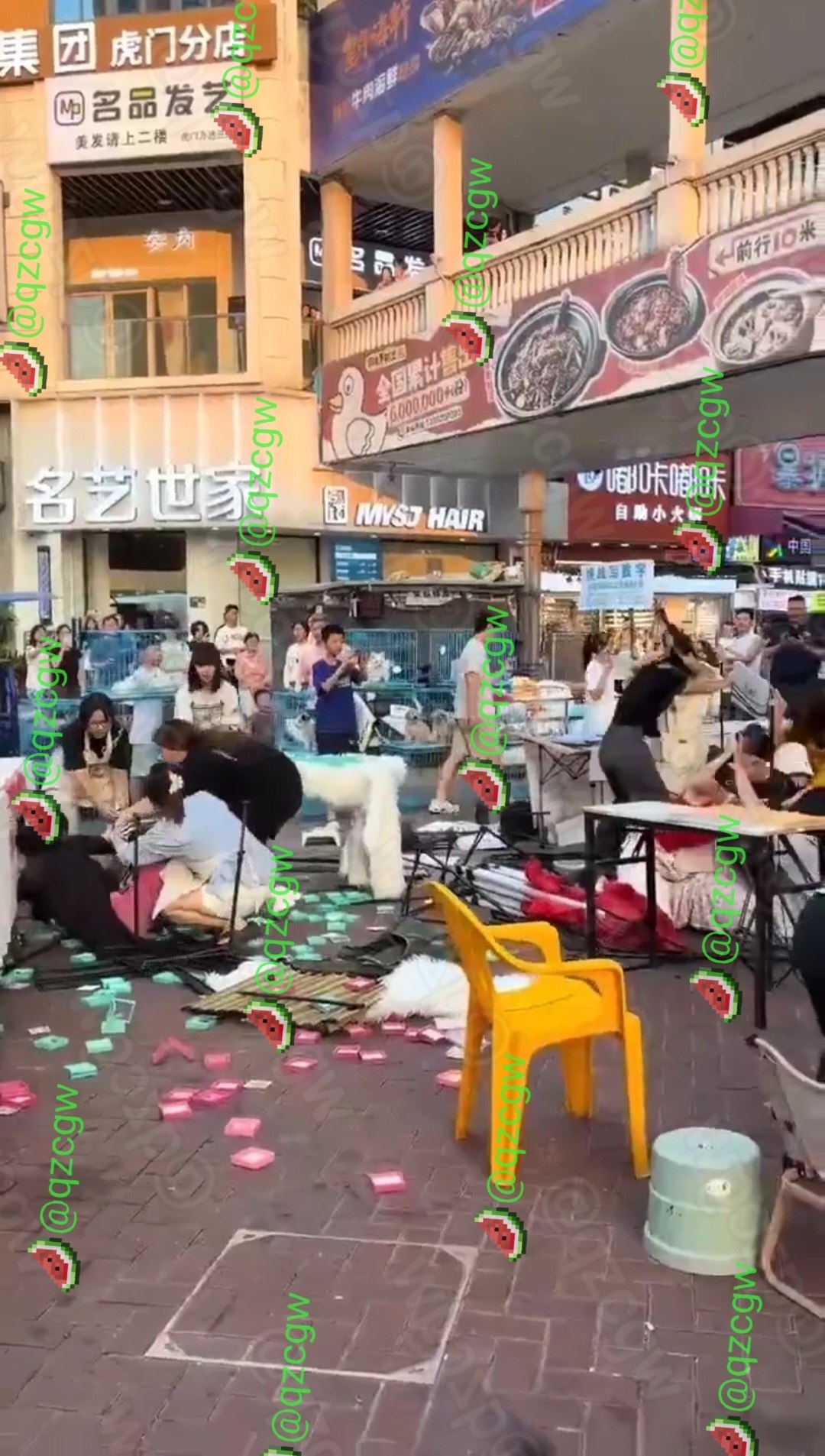 广东东莞虎门金街多名年轻女子街头互殴掀翻摊位导致现场一片狼藉