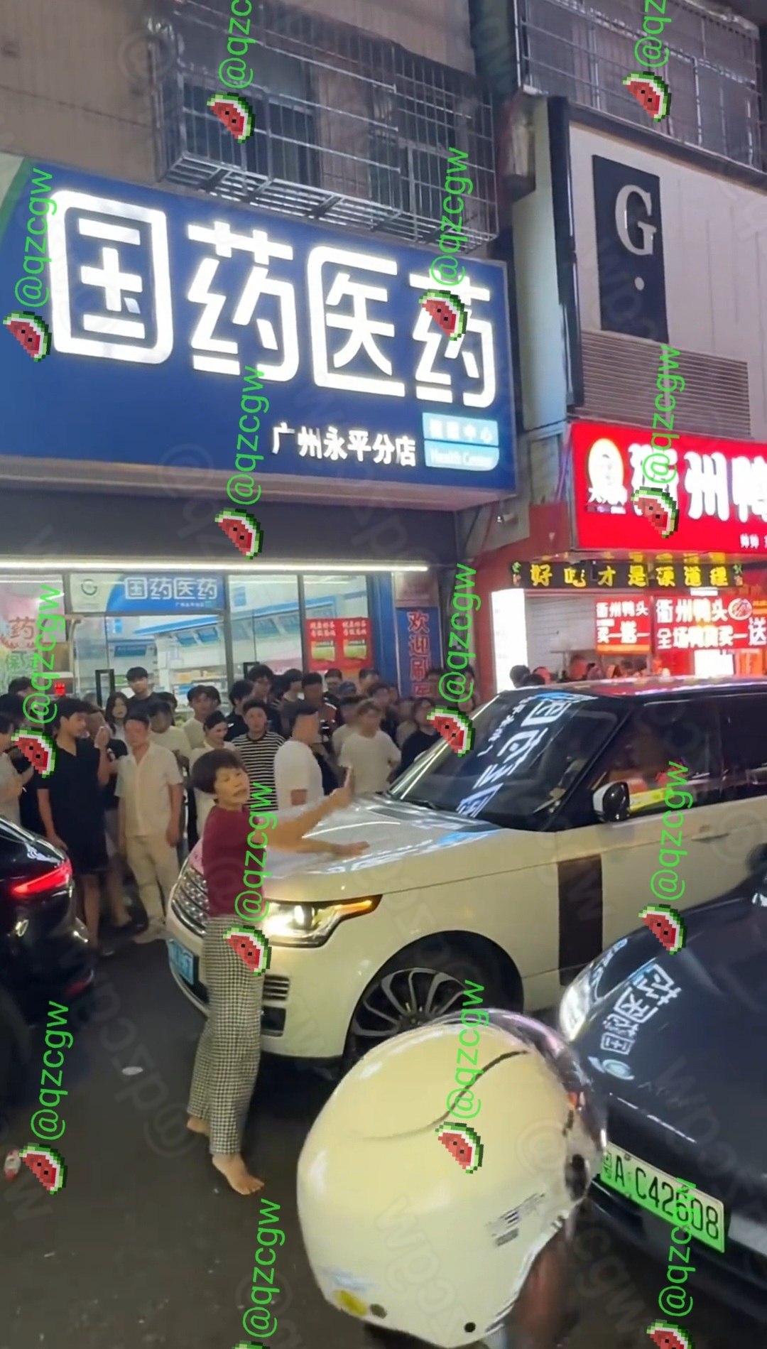 广州路虎男七夕约会小三被卡宴丈母娘当街围堵抓现行