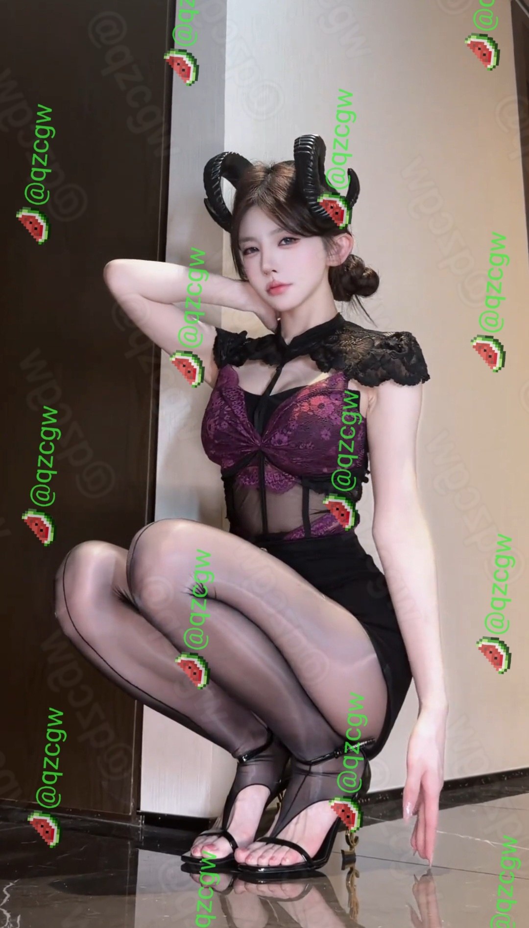 精致女孩身着黑丝夹趾袜搭配露趾凉鞋展现极致足部诱惑