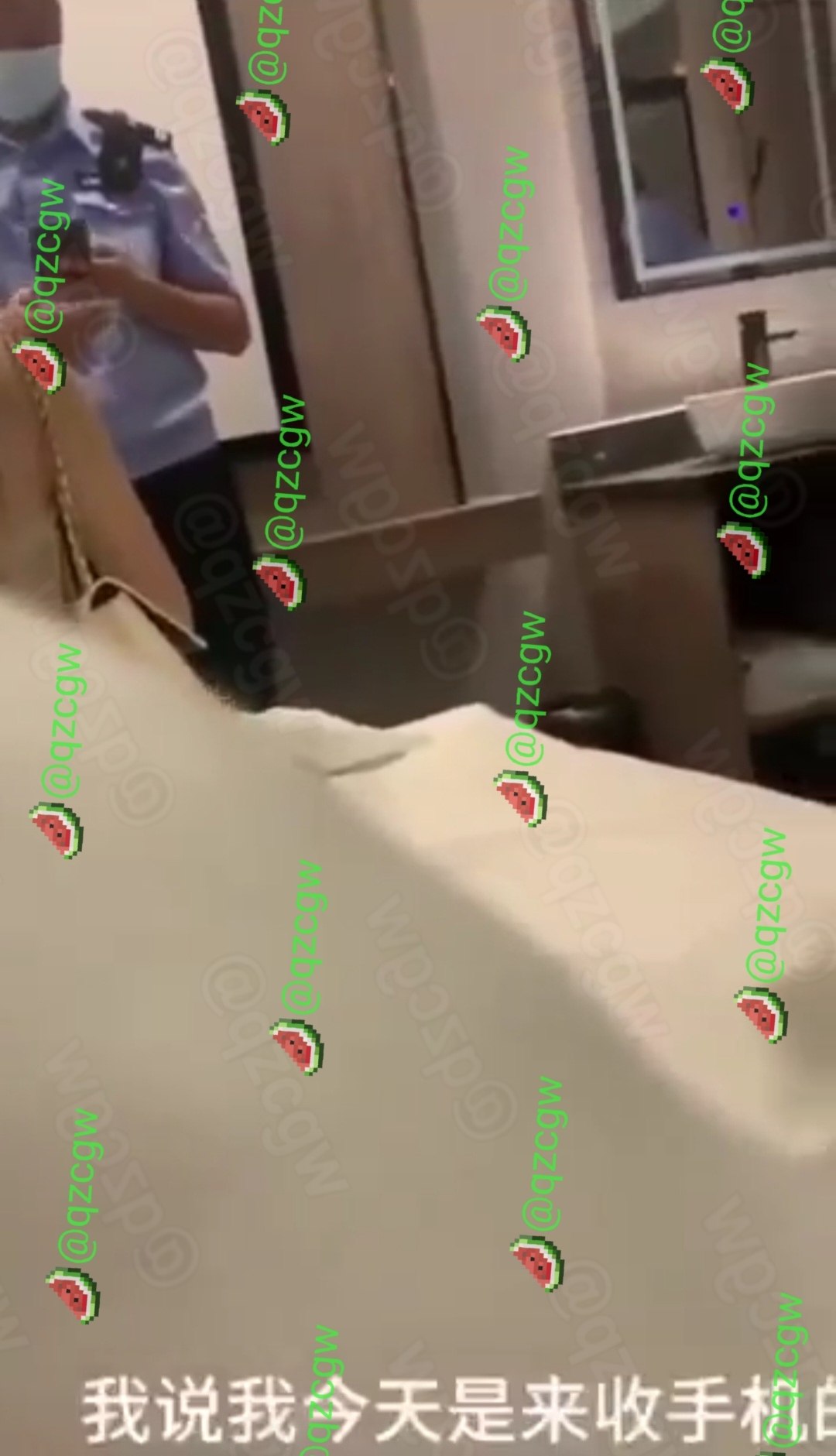 男子收二手手机竟约至酒店房间并索价两千九百八十八元