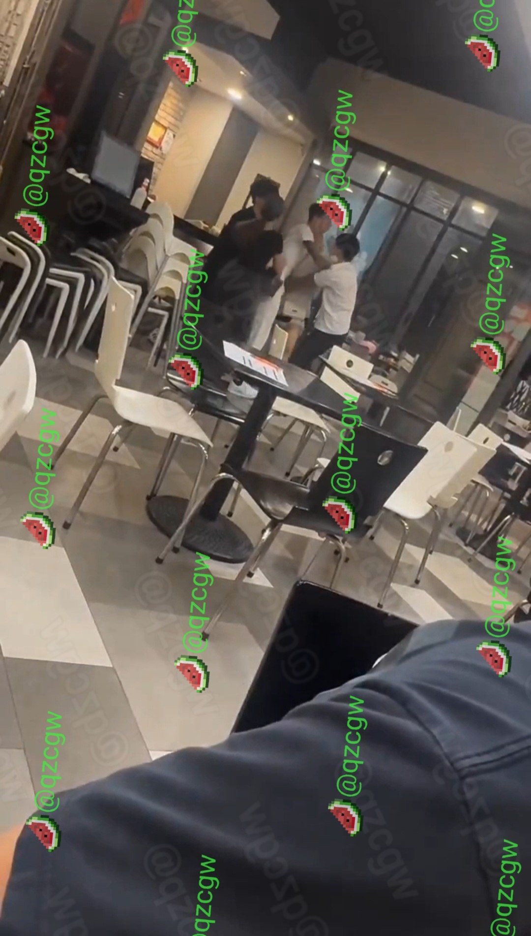 台中一中商圈老牌茶店突发斗殴案精神小伙持棒砸车并逃逸