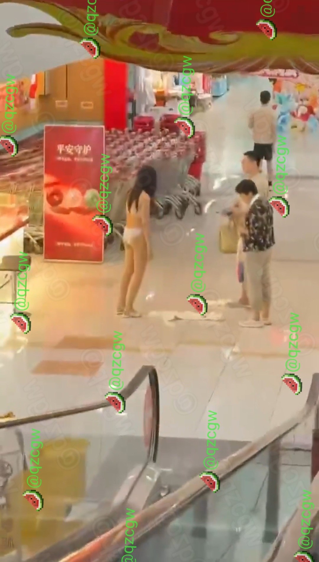 女子在大润发金店门口因买金被拒当众脱衣抗议险些裸奔