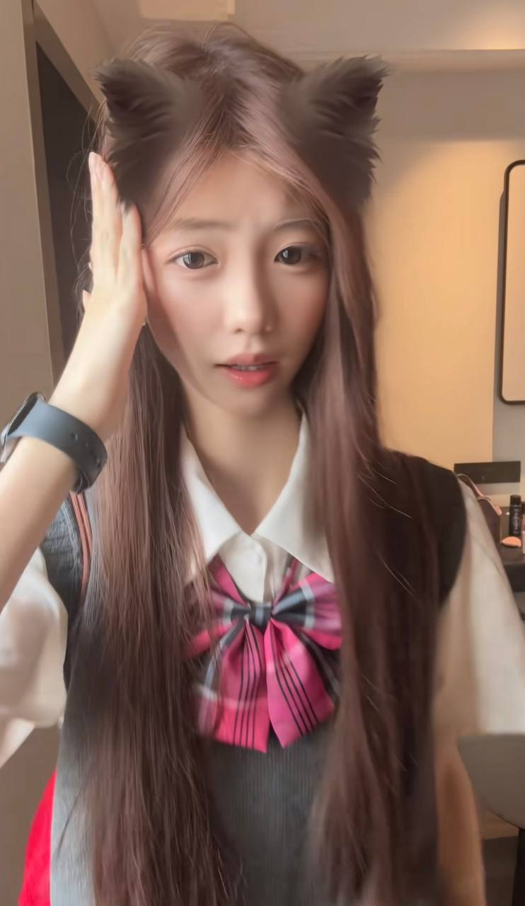 抖音网红戴馨菲清纯人设崩塌，因开盒网暴粉丝及私会榜一被曝性爱视频