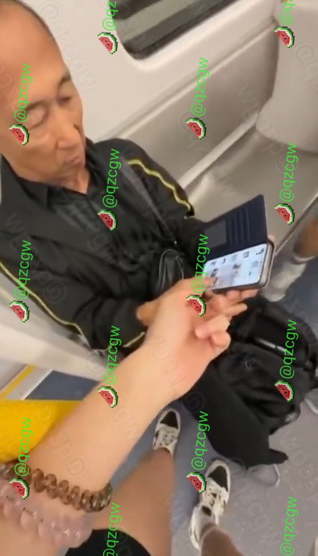 香港金钟地铁站中年男子涉嫌偷拍被乘客当场围堵对峙