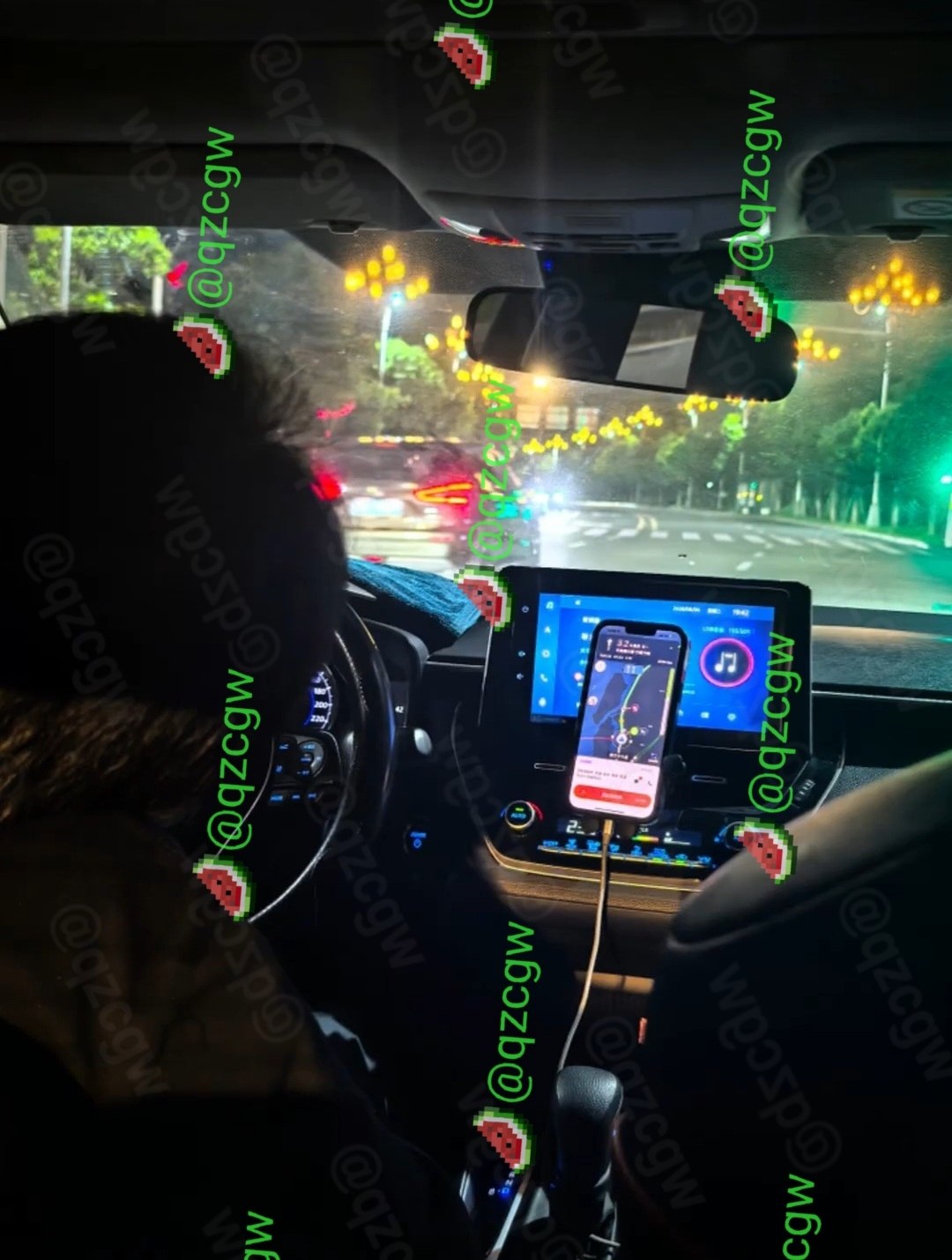 福州深夜网约车司机突发身体抽搐导致车辆失控乘客全程拍摄记录