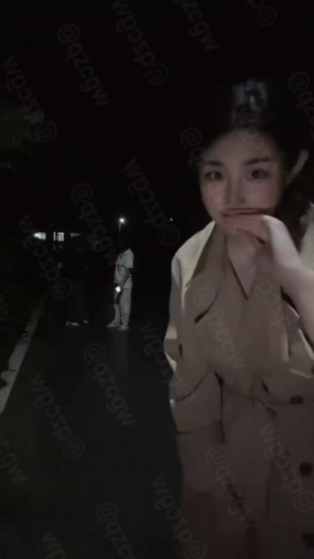 抖音网红修狗日记夏季身着厚重风衣拍摄宠物视频实为引流推特售卖私密内容