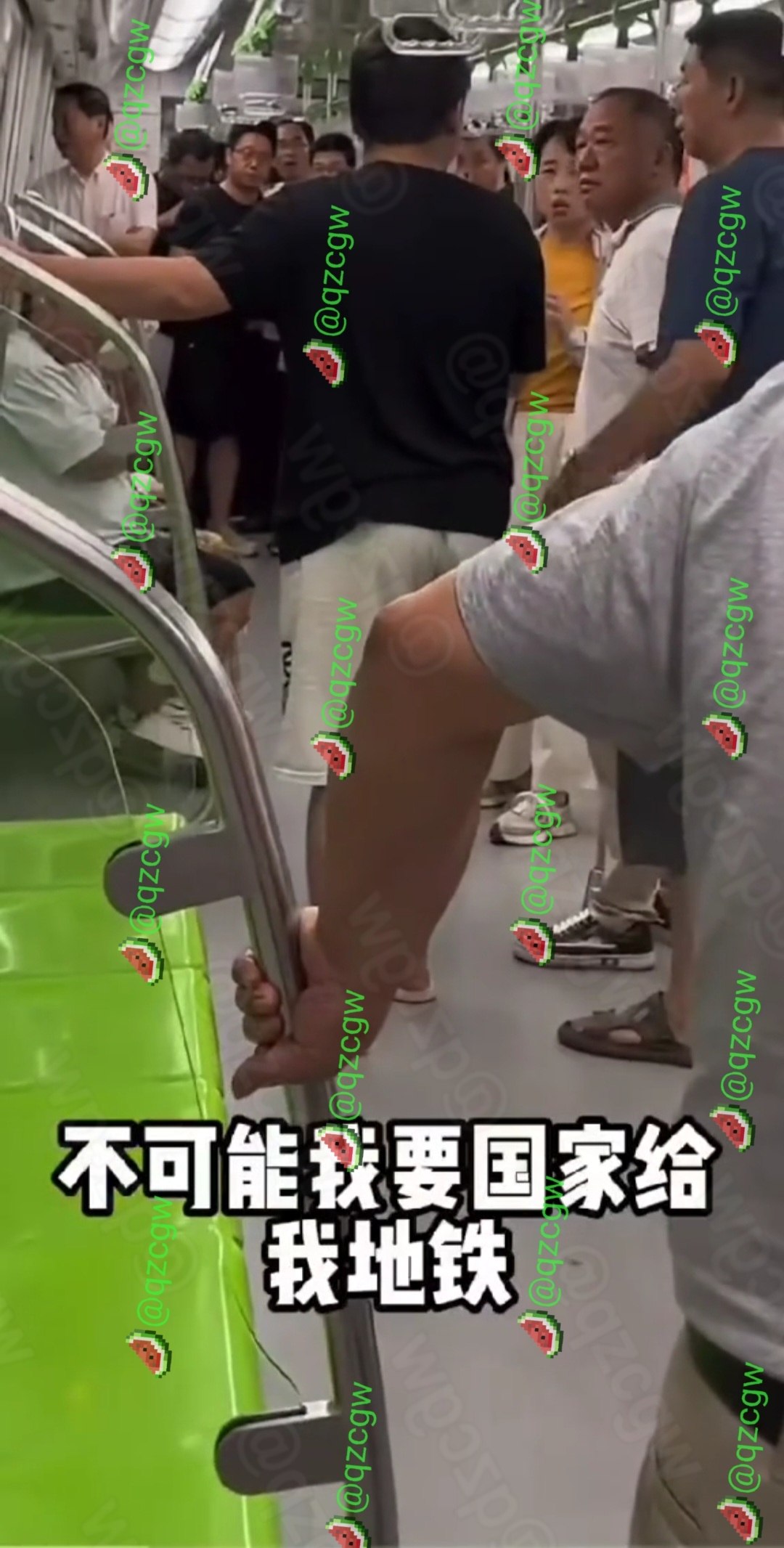 上海地铁少年情绪失控狂踹车门叫嚣赔得起几千万并称拍我也能出名